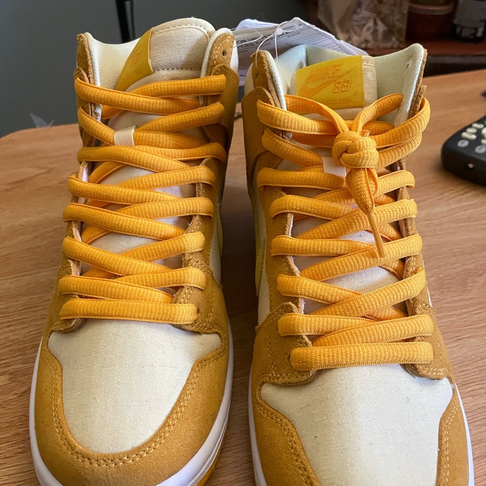 Nike Men's Heights up SB pineapple, Nike sample stamp and tagged